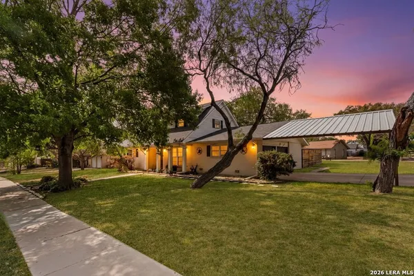 a view of a house with a yard