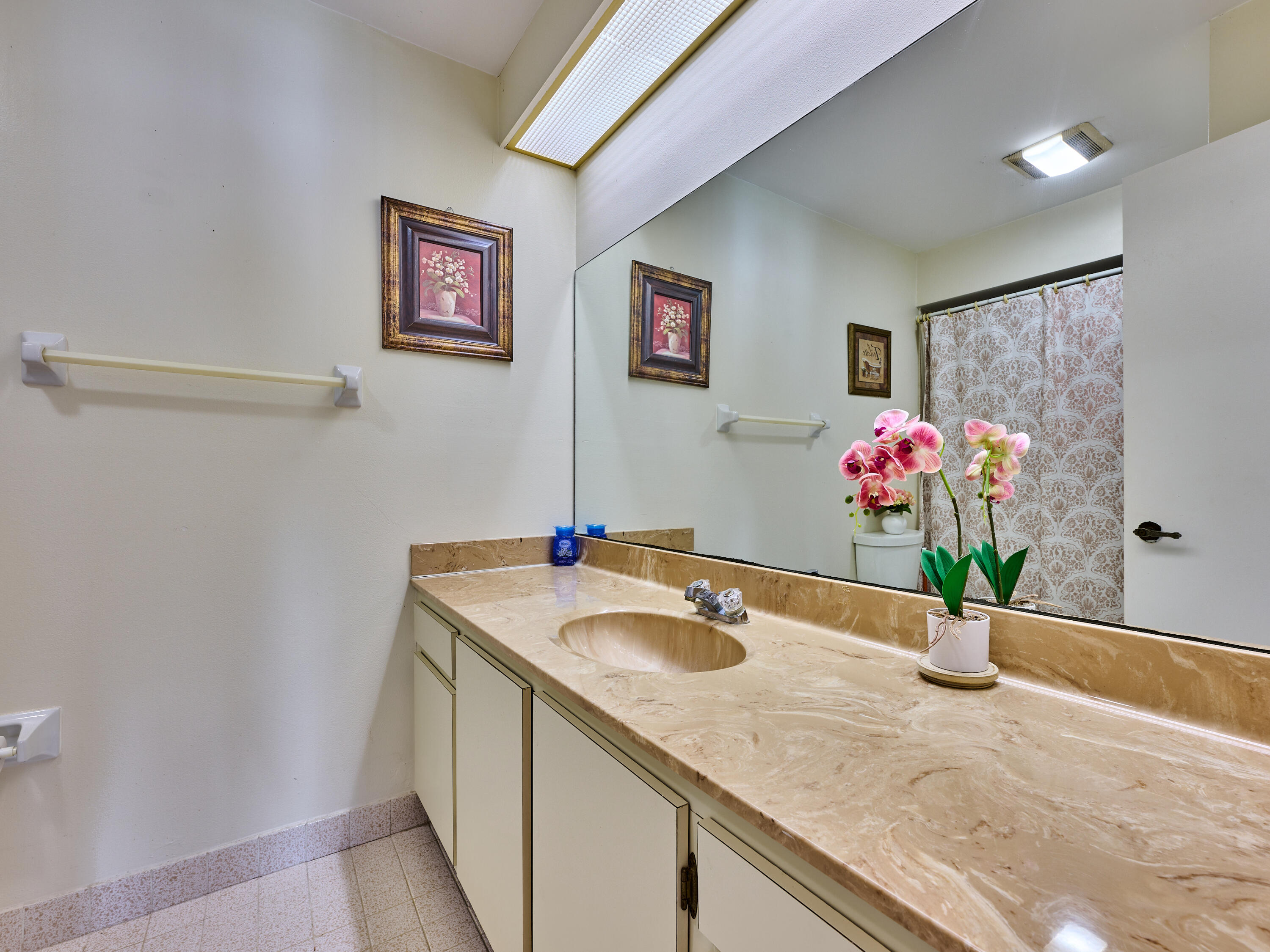 5197 Minto Road Boynton Beach, FL 33472 - Photo 20 of 32 a bathroom with a sink a vanity and a mirror