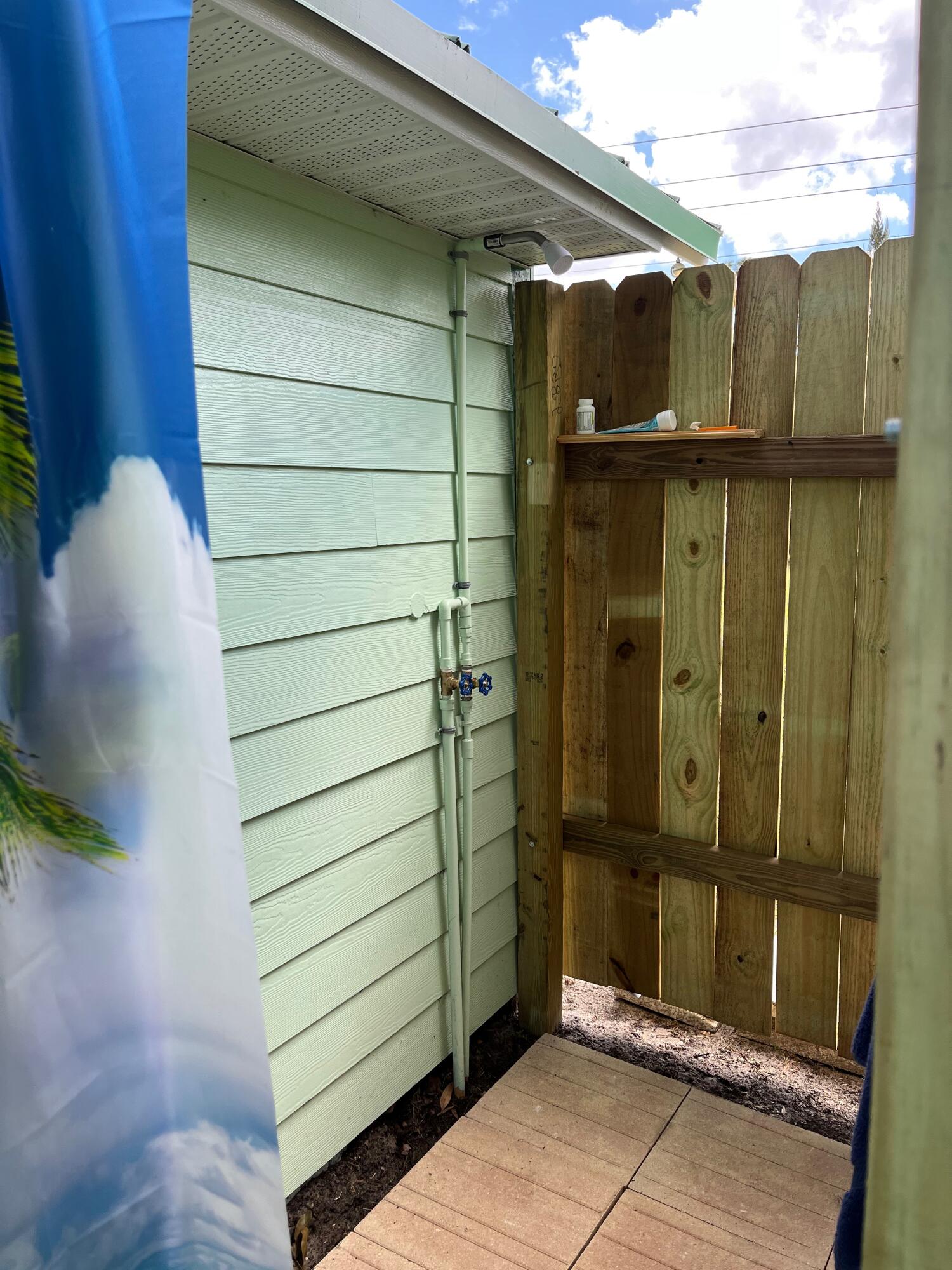 11516 Okeechobee Road Fort Pierce, FL 34945 - Photo 9 of 27 Outdoor Shower