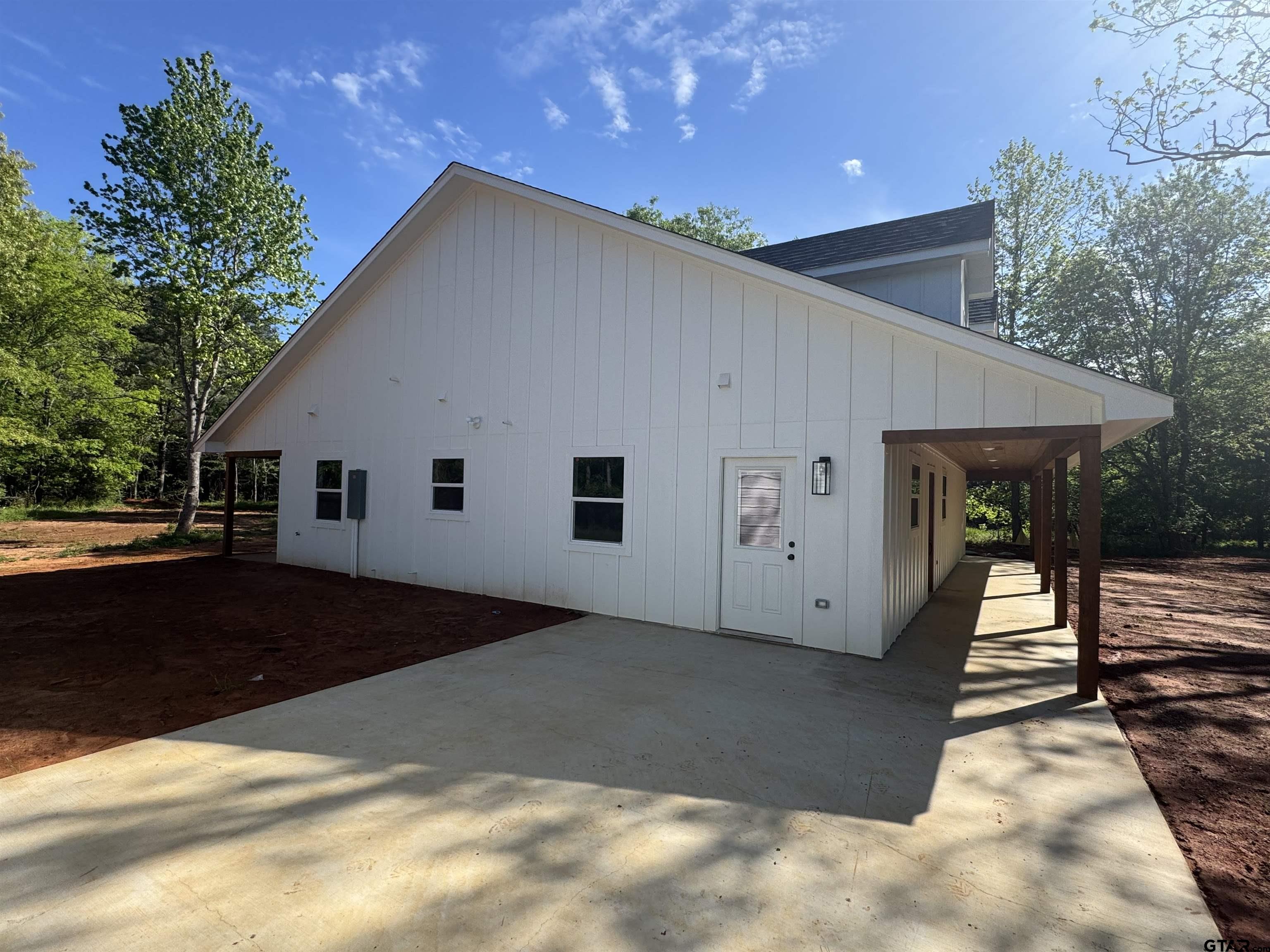 21070-c R 4147 C R 4147 Lindale, TX 75771 - Photo 19 of 23 a front view of house with garage