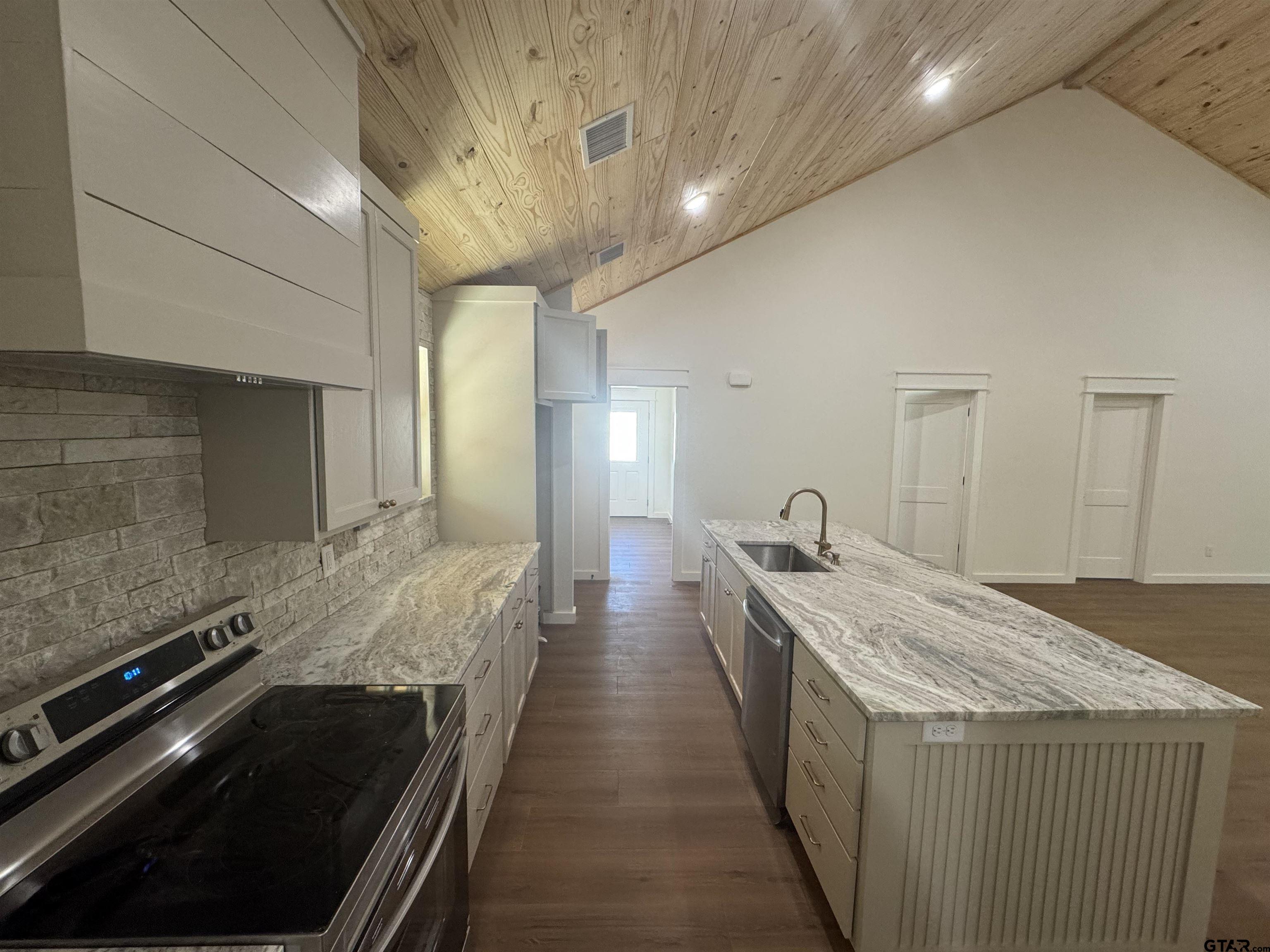 21070-c R 4147 C R 4147 Lindale, TX 75771 - Photo 5 of 23 a view of a hallway with two chairs