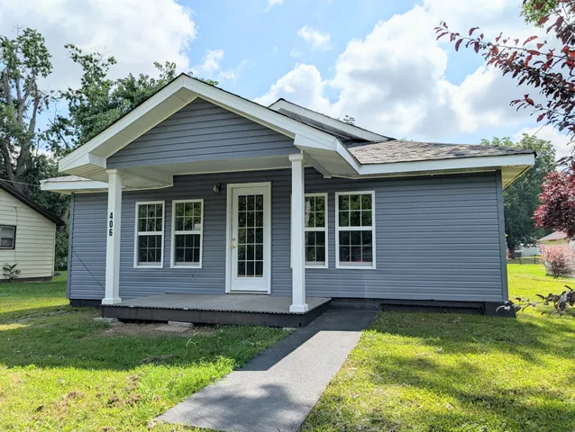 a view of a house with a yard