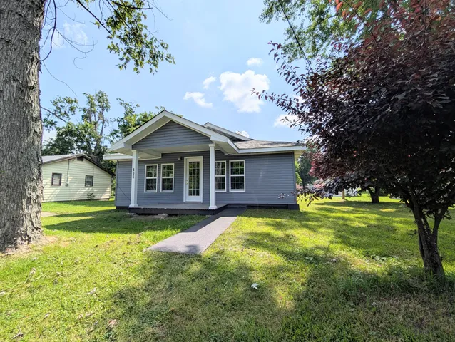 a view of a house with a yard