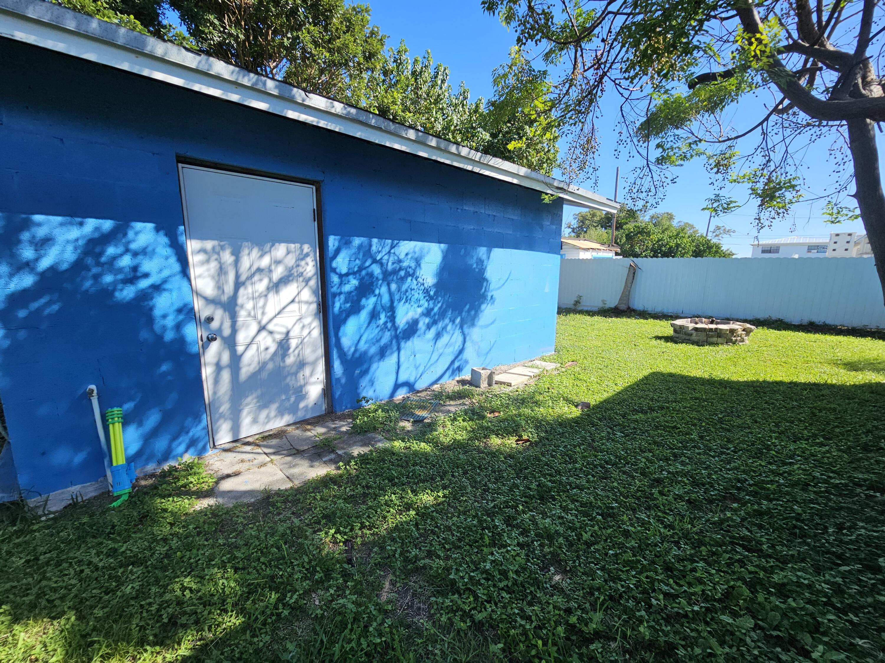 908 66th Street Marathon, FL 33050 - Photo 29 of 31 a view of a backyard with a large tree