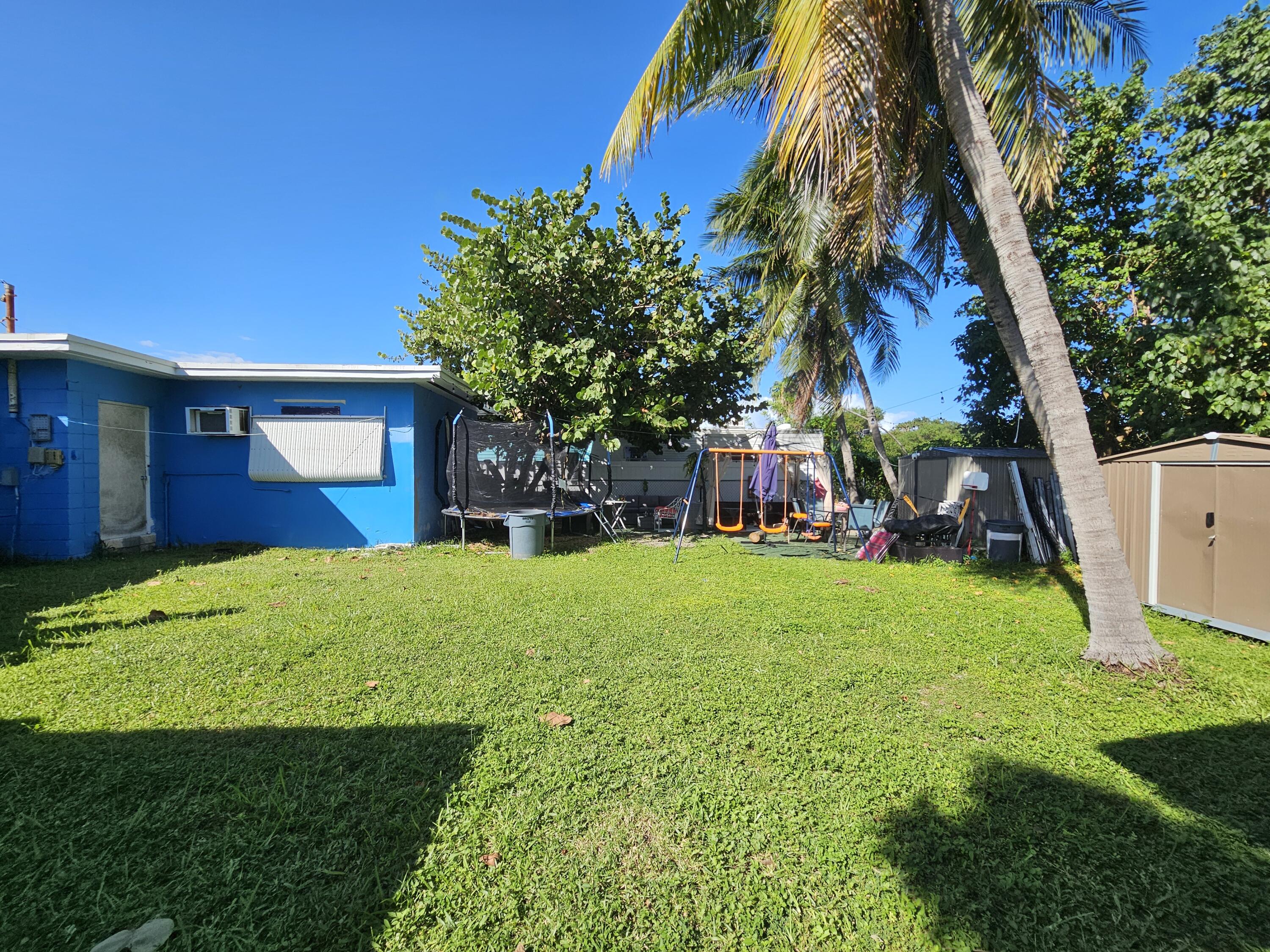 908 66th Street Marathon, FL 33050 - Photo 31 of 31 a view of a backyard with a garden