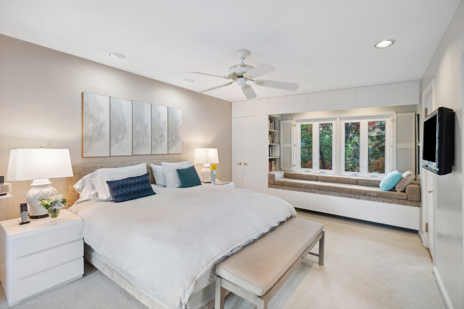 228 Sheridan Road Winnetka, IL 60093 - Photo 17 of 32 a bedroom with a bed and a couch