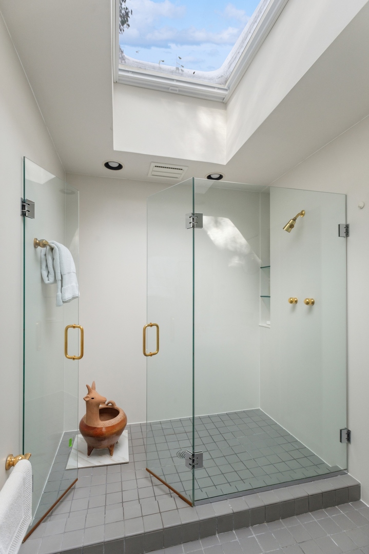 228 Sheridan Road Winnetka, IL 60093 - Photo 21 of 32 a bathroom with a shower
