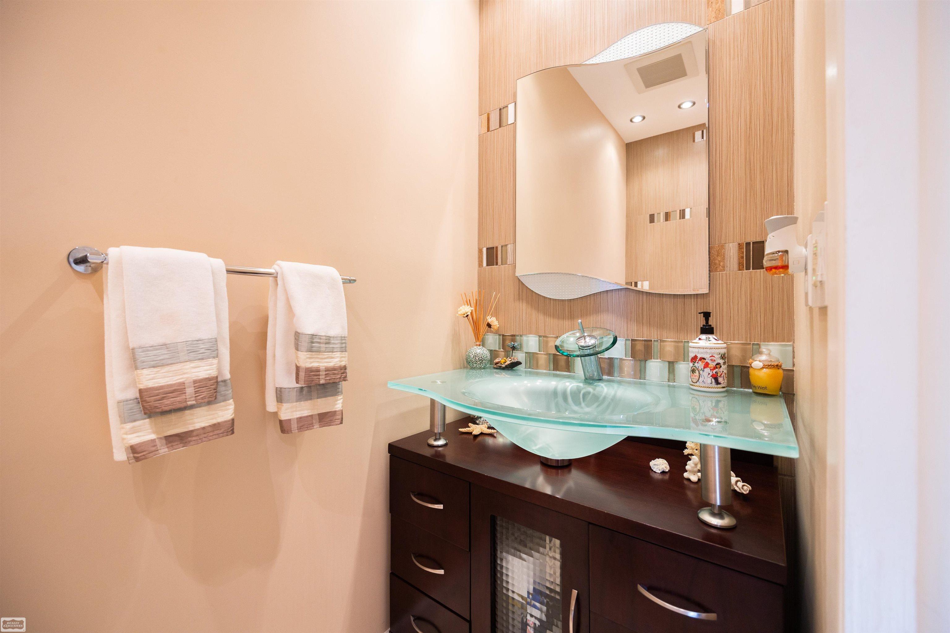 1693 Dennett Lane Rochester, MI 48307 - Photo 22 of 53 50109504-21.JPG