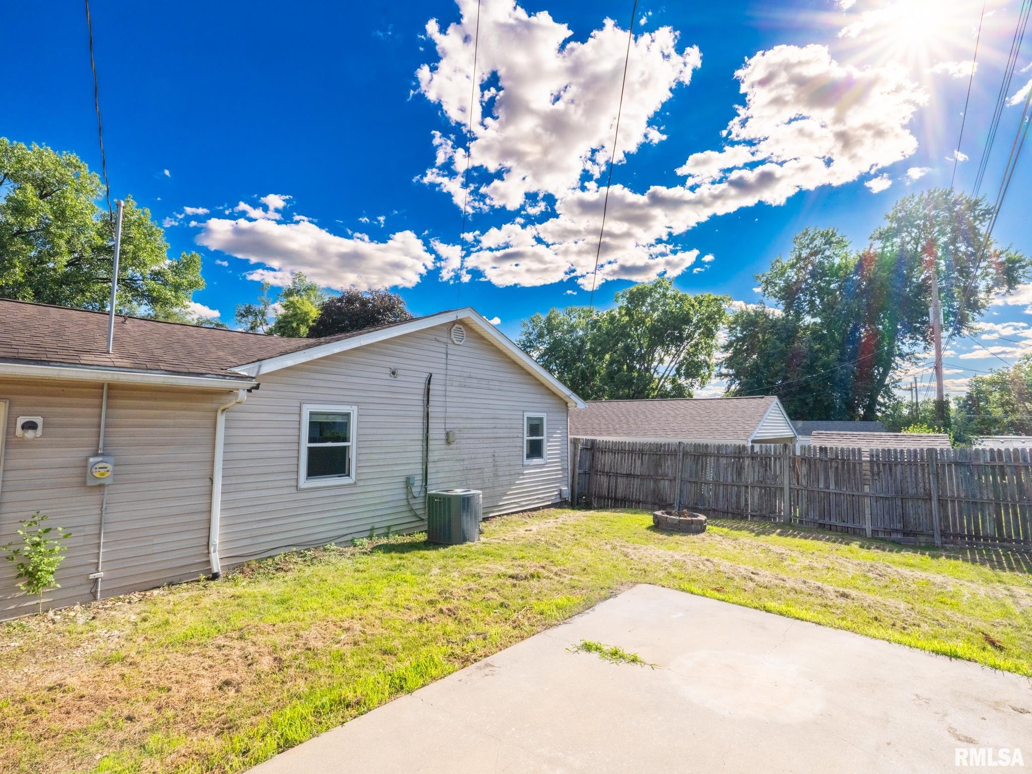 1409 Bush Street Pekin, IL 61554 - Photo 8 of 33