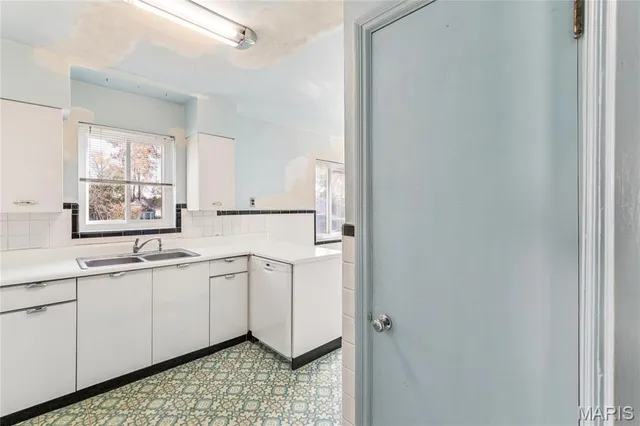 $359,000 | 401 Cannonbury Drive, Webster Groves, MO 63119