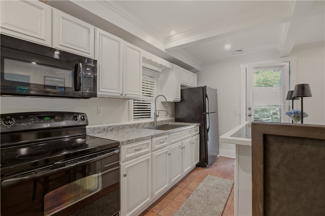 554 East Main Road Middletown, RI 02842 - Photo 9 of 22