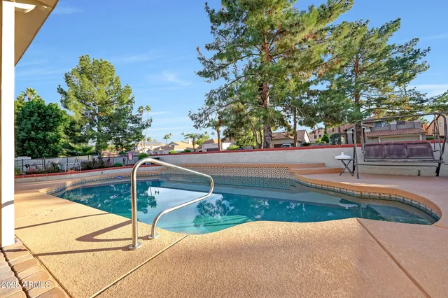 a view of a backyard