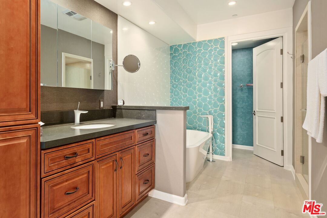 12026 Rhode Island Avenue Los Angeles, CA 90025 - Photo 17 of 28