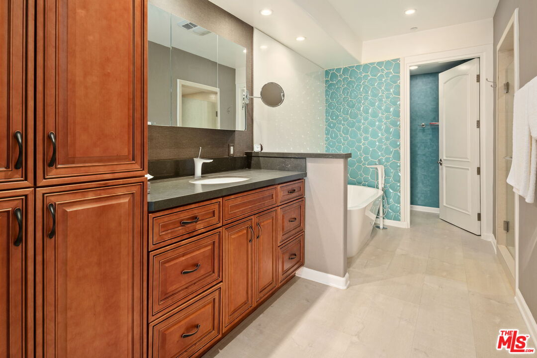 12026 Rhode Island Avenue Los Angeles, CA 90025 - Photo 18 of 28