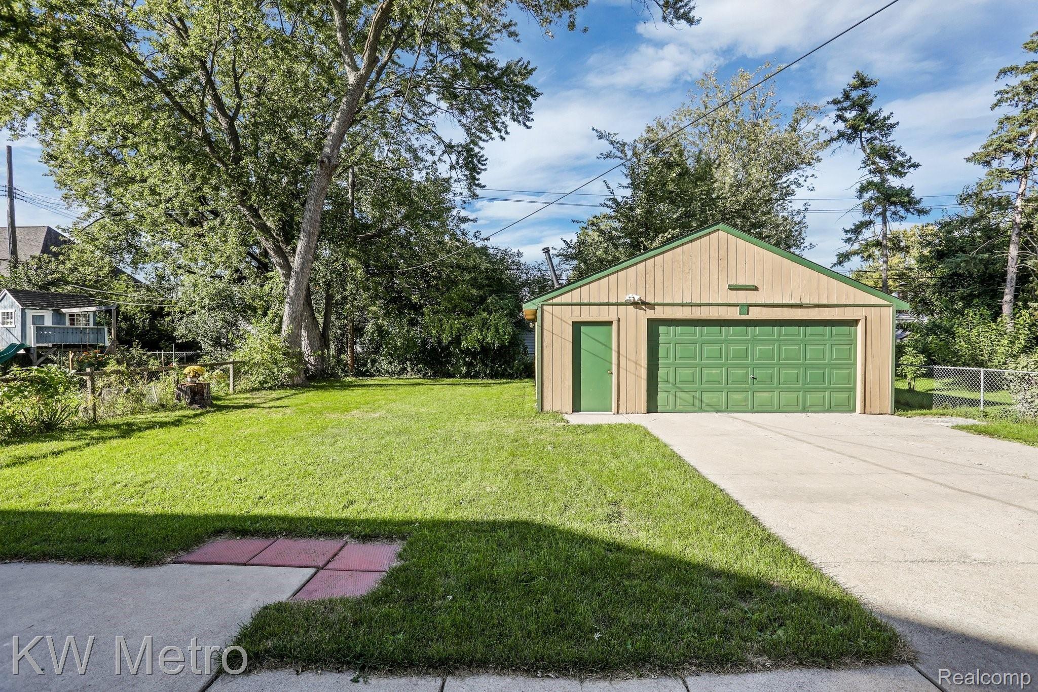 2428 Cambridge Road Berkley, MI 48072 - Photo 35 of 35 Notice the extra wide driveway