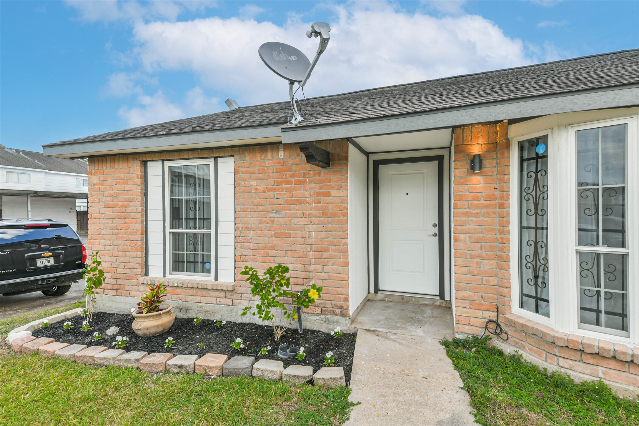 6853 Chasewood Drive Houston, TX 77489 - Photo 1 of 29 a front view of a house with garden
