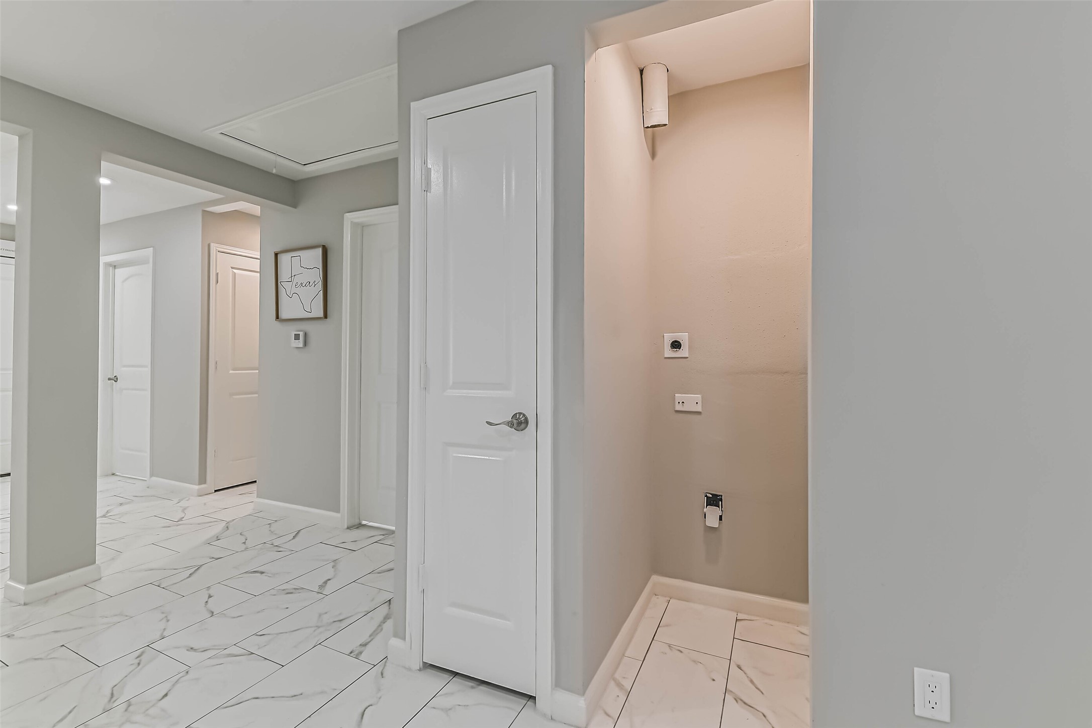 6853 Chasewood Drive Houston, TX 77489 - Photo 16 of 29 a view of a bathroom from the hallway