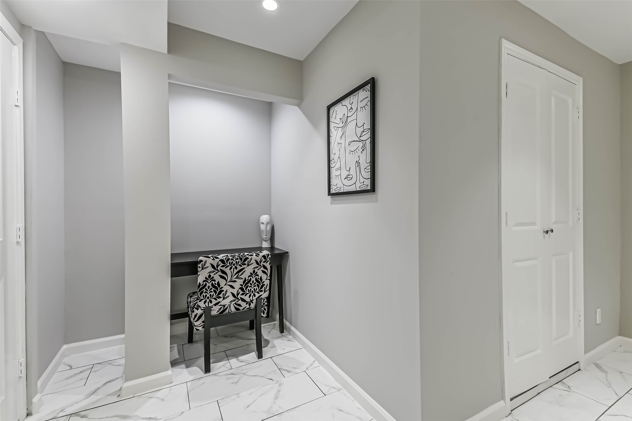 6853 Chasewood Drive Houston, TX 77489 - Photo 17 of 29 a view of room with elevator