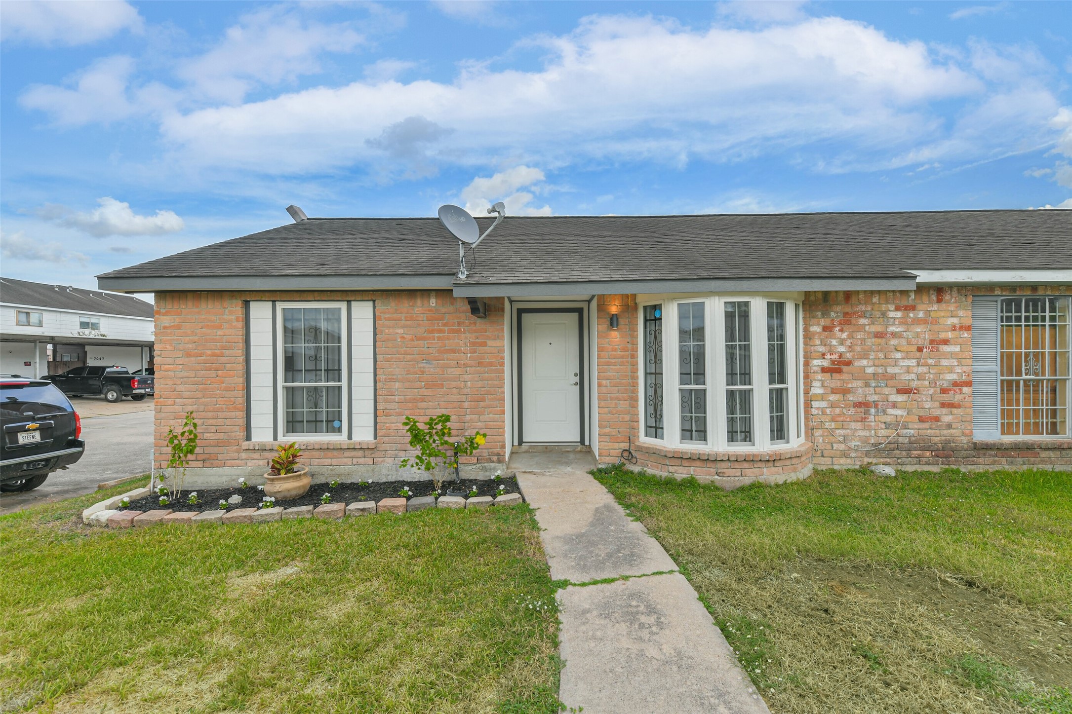6853 Chasewood Drive Houston, TX 77489 - Photo 2 of 29 front view of a house with a yard