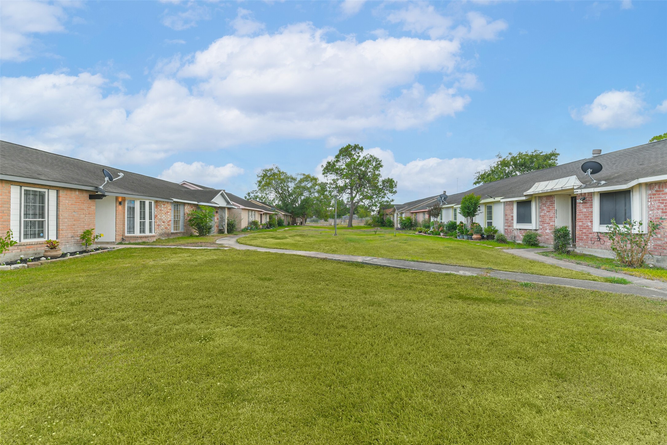 6853 Chasewood Drive Houston, TX 77489 - Photo 27 of 29 a front view of a house with a big yard