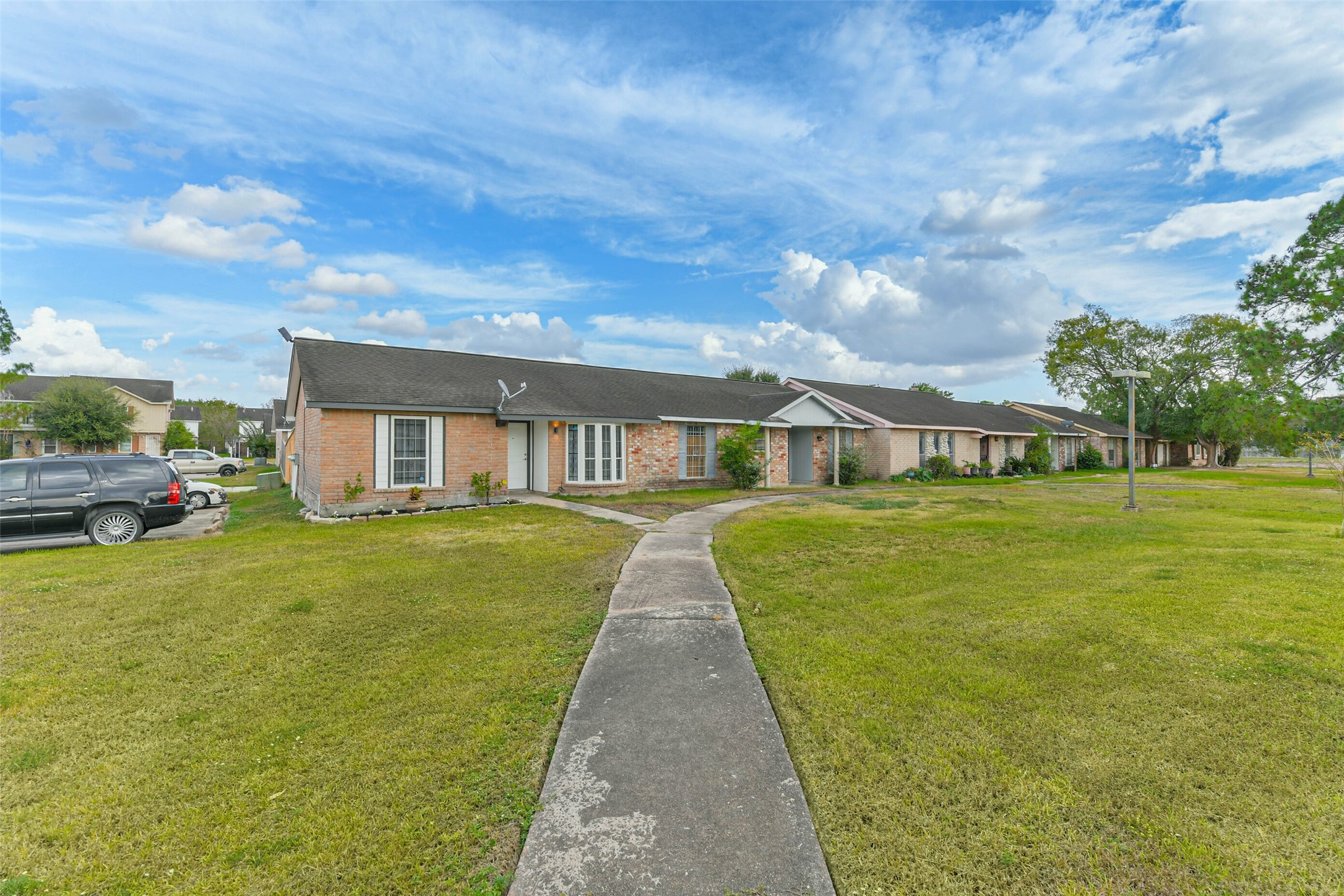 6853 Chasewood Drive Houston, TX 77489 - Photo 28 of 29 a front view of a house with a garden