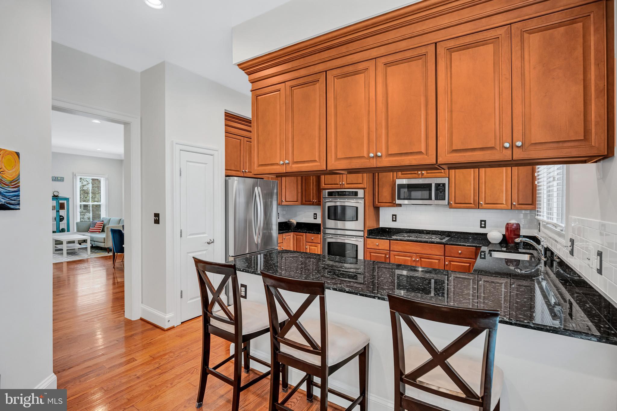 725 Carpenter Road Alexandria, VA 22314 - Photo 19 of 70 Breakfast Bar & Addtional Overhead Storage