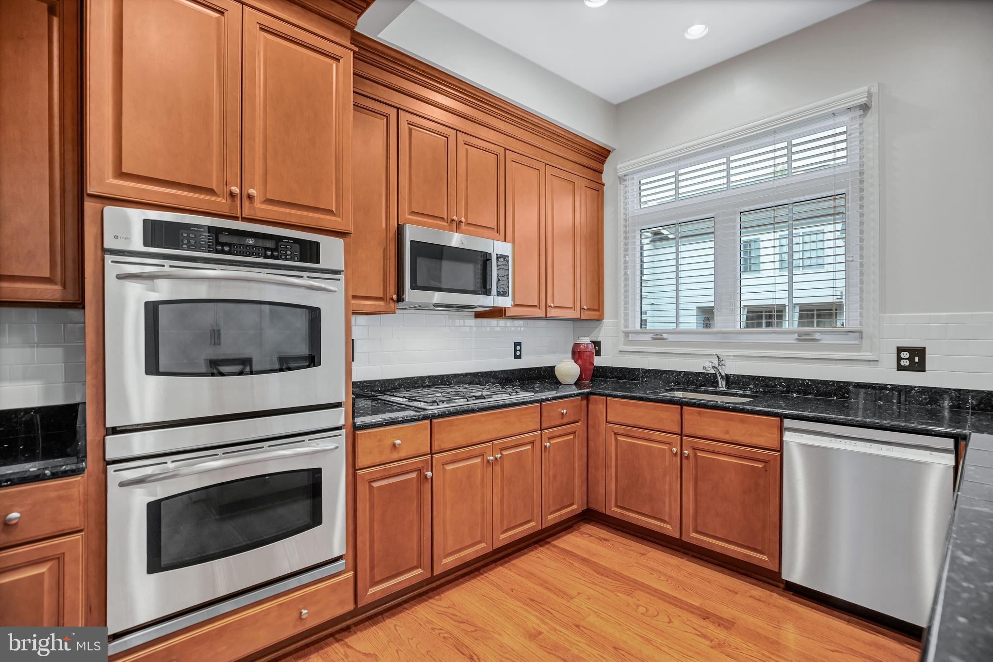 725 Carpenter Road Alexandria, VA 22314 - Photo 20 of 70 Double Wall Ovens & Gas Cooktop