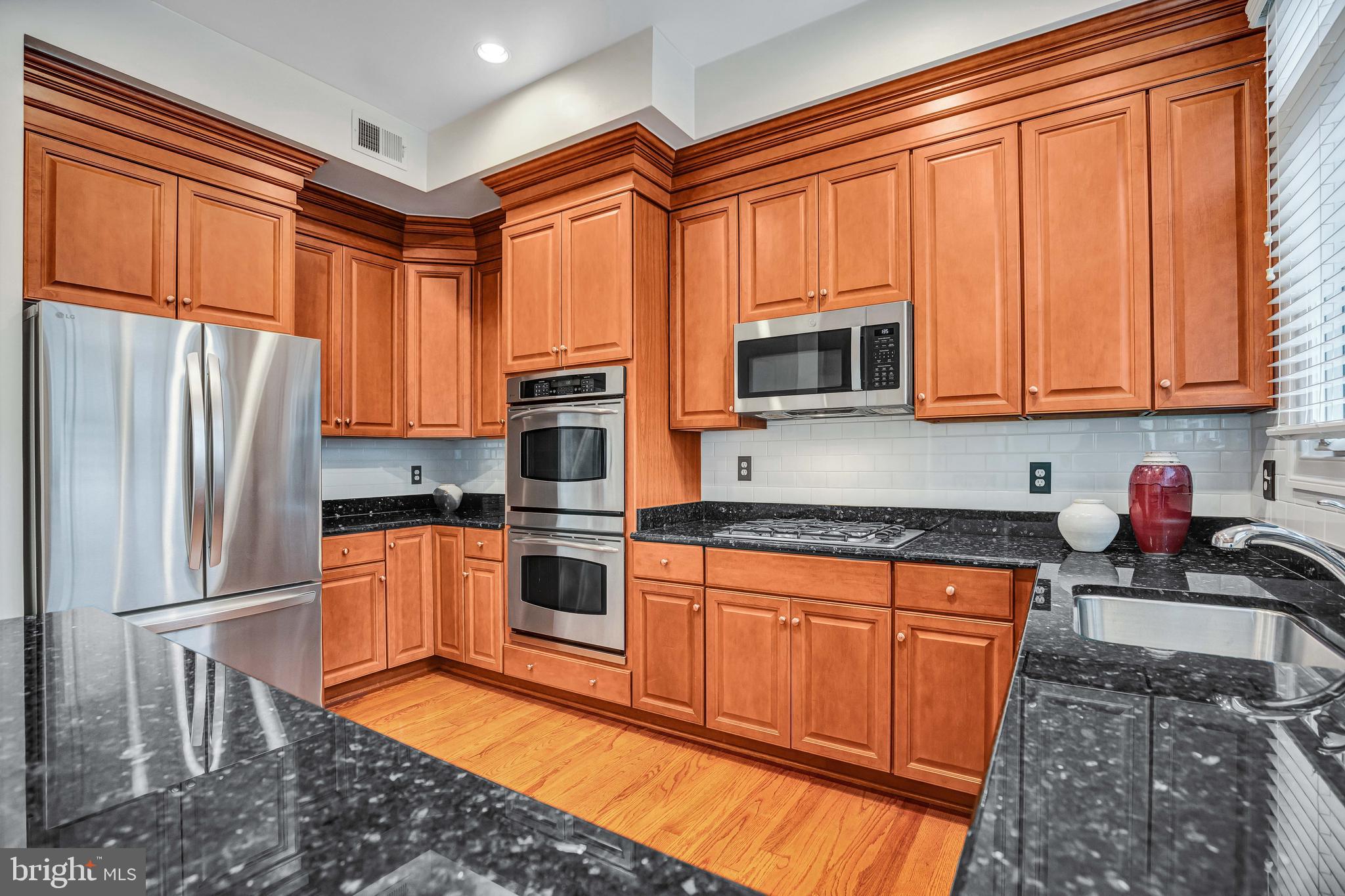 725 Carpenter Road Alexandria, VA 22314 - Photo 23 of 70 New Bosch Microwave w/ Charcoal Filter 2024