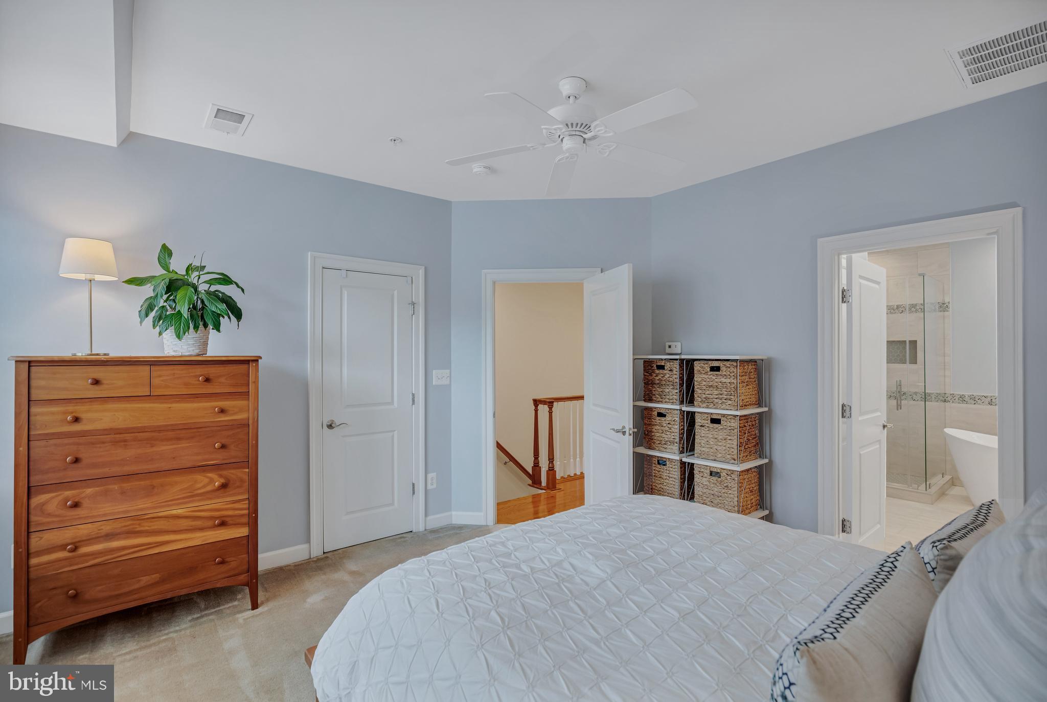 725 Carpenter Road Alexandria, VA 22314 - Photo 26 of 70 Owner's Suite w/ Walk-in Closet