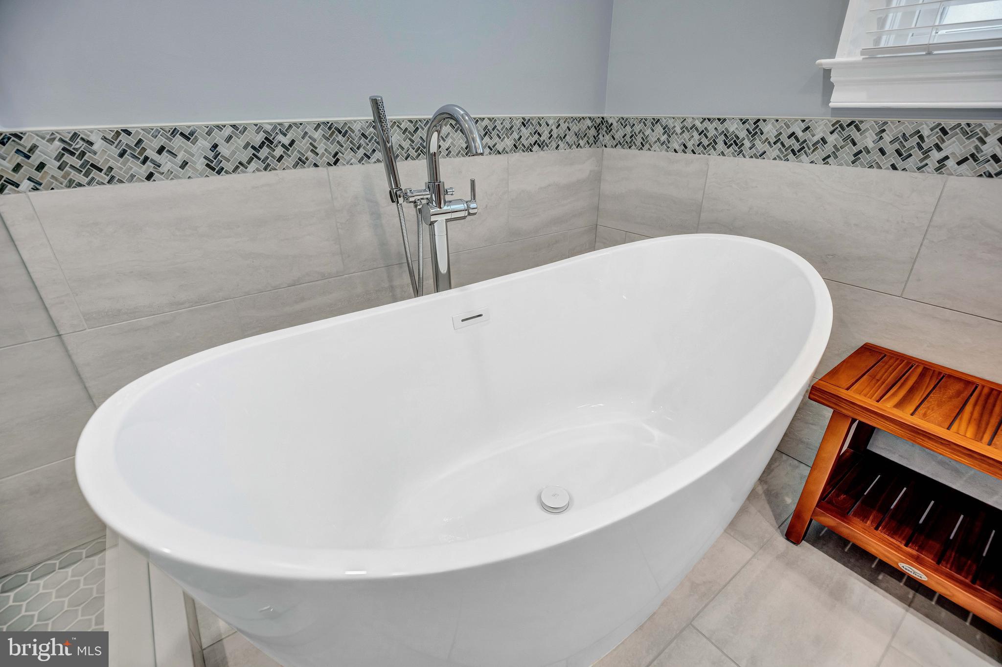 725 Carpenter Road Alexandria, VA 22314 - Photo 29 of 70 Soaking Tub w/ Free Standing Faucet & Handheld