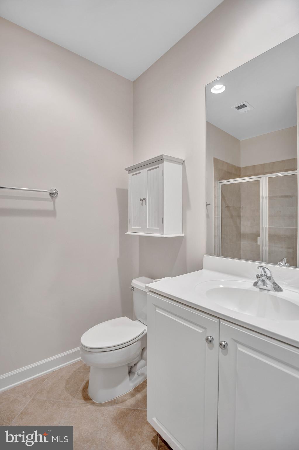 725 Carpenter Road Alexandria, VA 22314 - Photo 34 of 70 Ensuite Bath in Third Bedroom