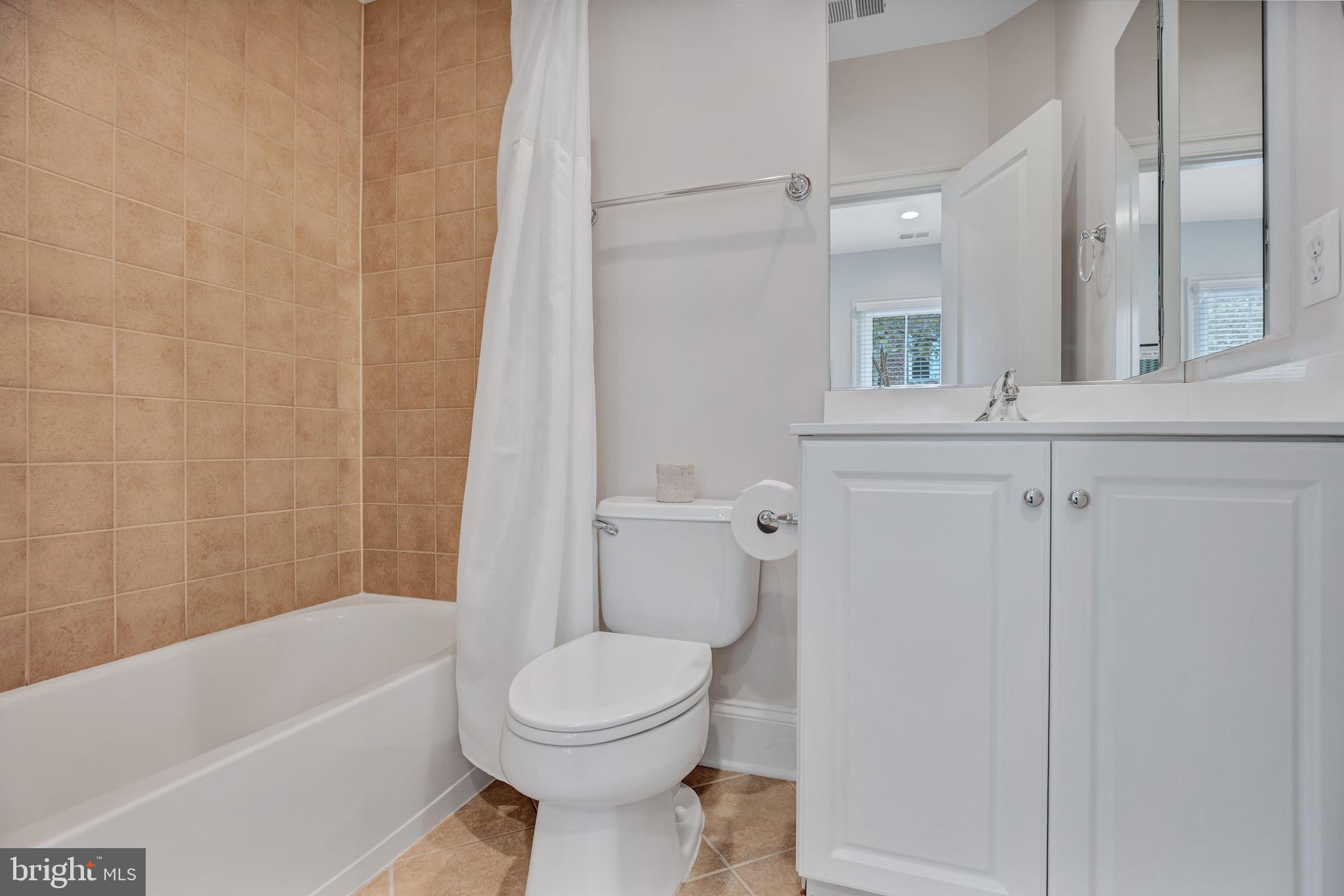 725 Carpenter Road Alexandria, VA 22314 - Photo 6 of 70 Ensuite Bath in Entry Bedroom