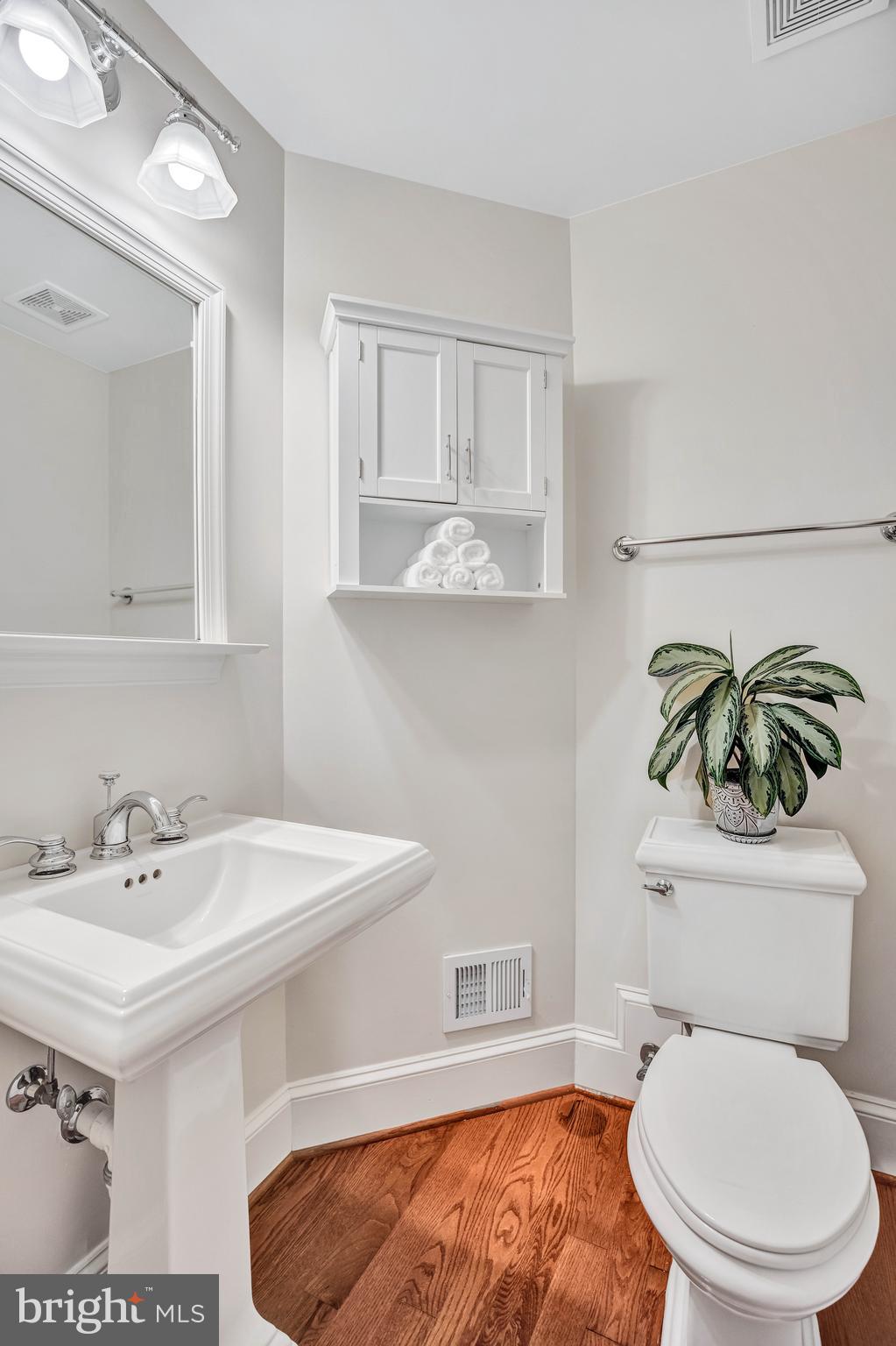 725 Carpenter Road Alexandria, VA 22314 - Photo 8 of 70 Powder Room off Main Level