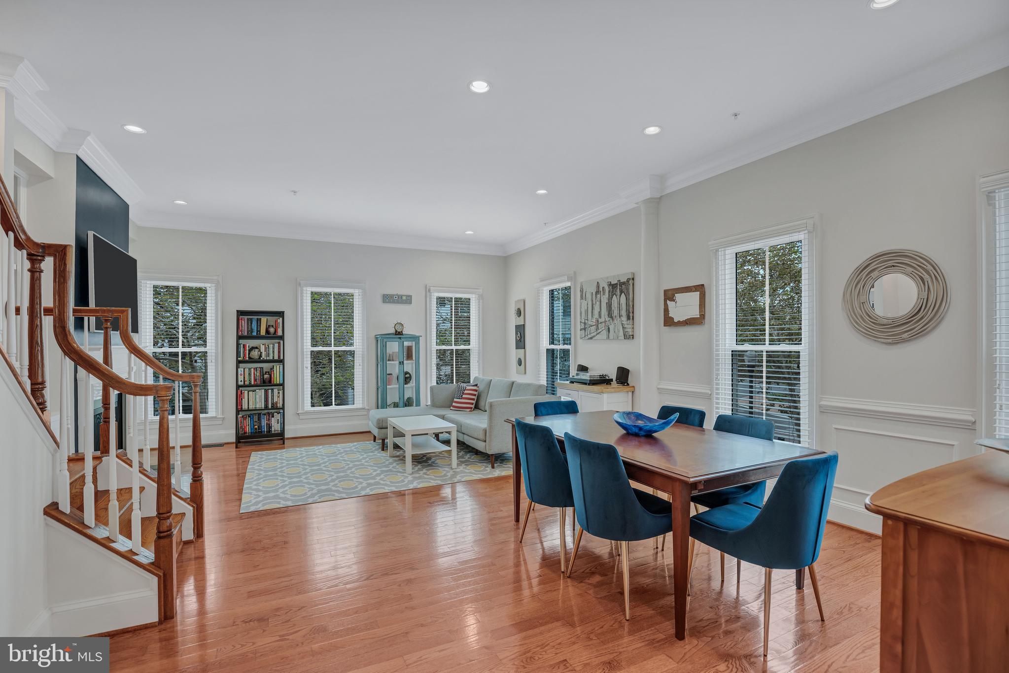 725 Carpenter Road Alexandria, VA 22314 - Photo 9 of 70 Beautiful Oversized Windows
