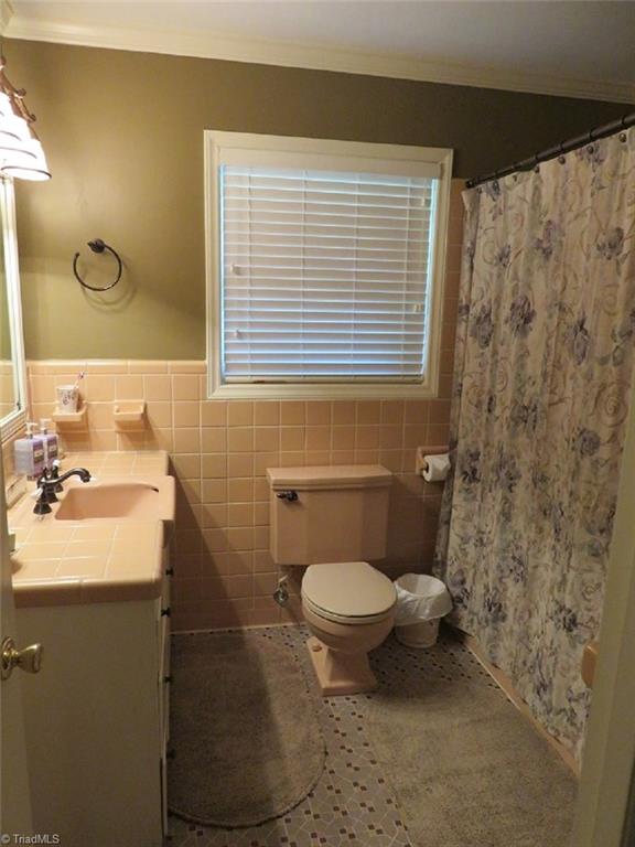 221 Pine Ridge Drive High Point, NC 27262 - Photo 18 of 25 2nd master suite with it's own bath