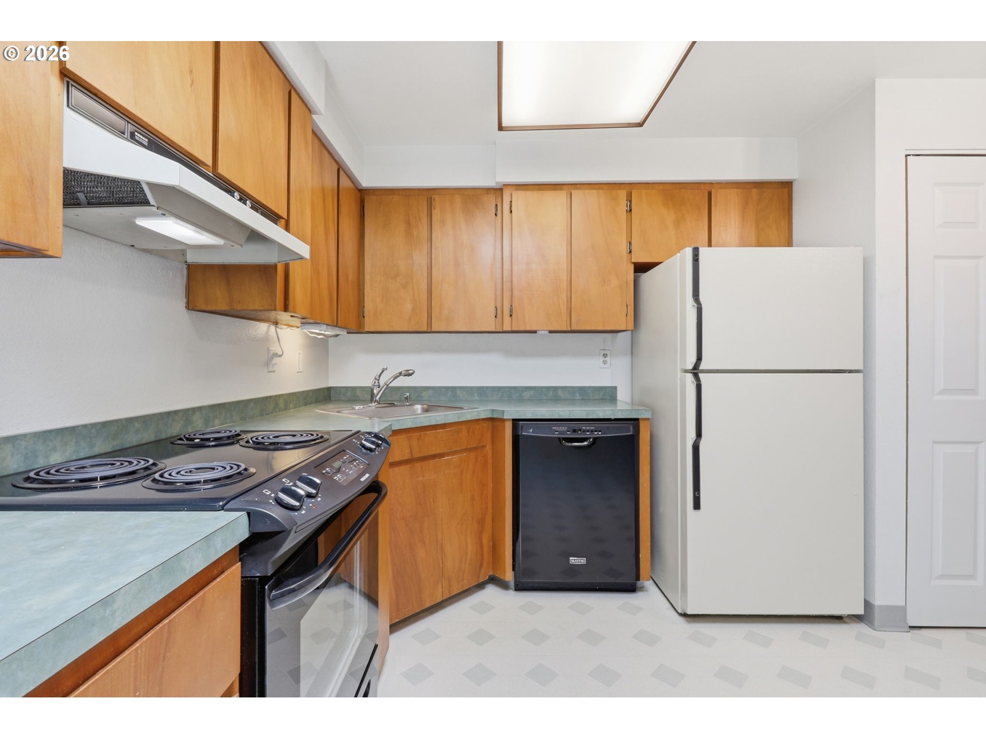 19654 Southwest Murphy Street Beaverton, OR 97078 - Photo 9 of 41 Kitchen