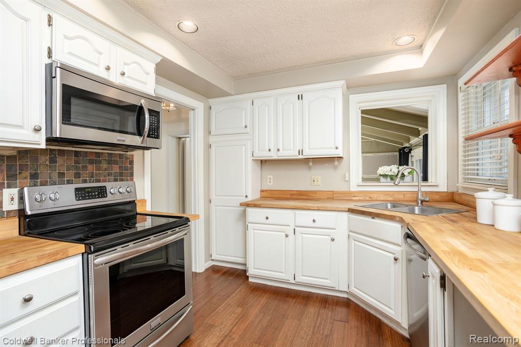 1485 Fairholme Road Grosse Pointe Woods, MI 48236 - Photo 9 of 40