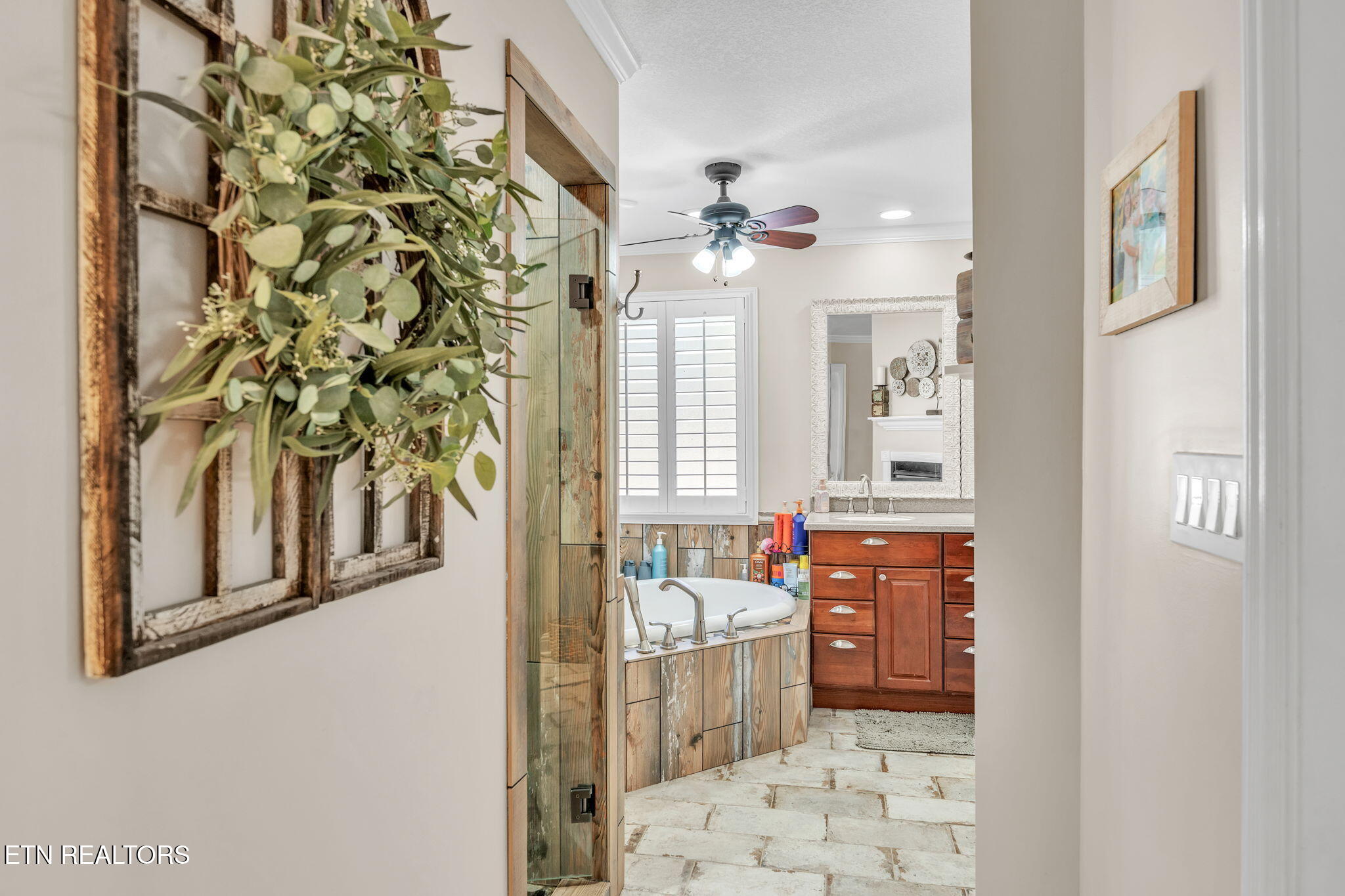 107 Brushy Valley Road Clinton, TN 37716 - Photo 27 of 58 107 Brushy Entrance to Master Bath
