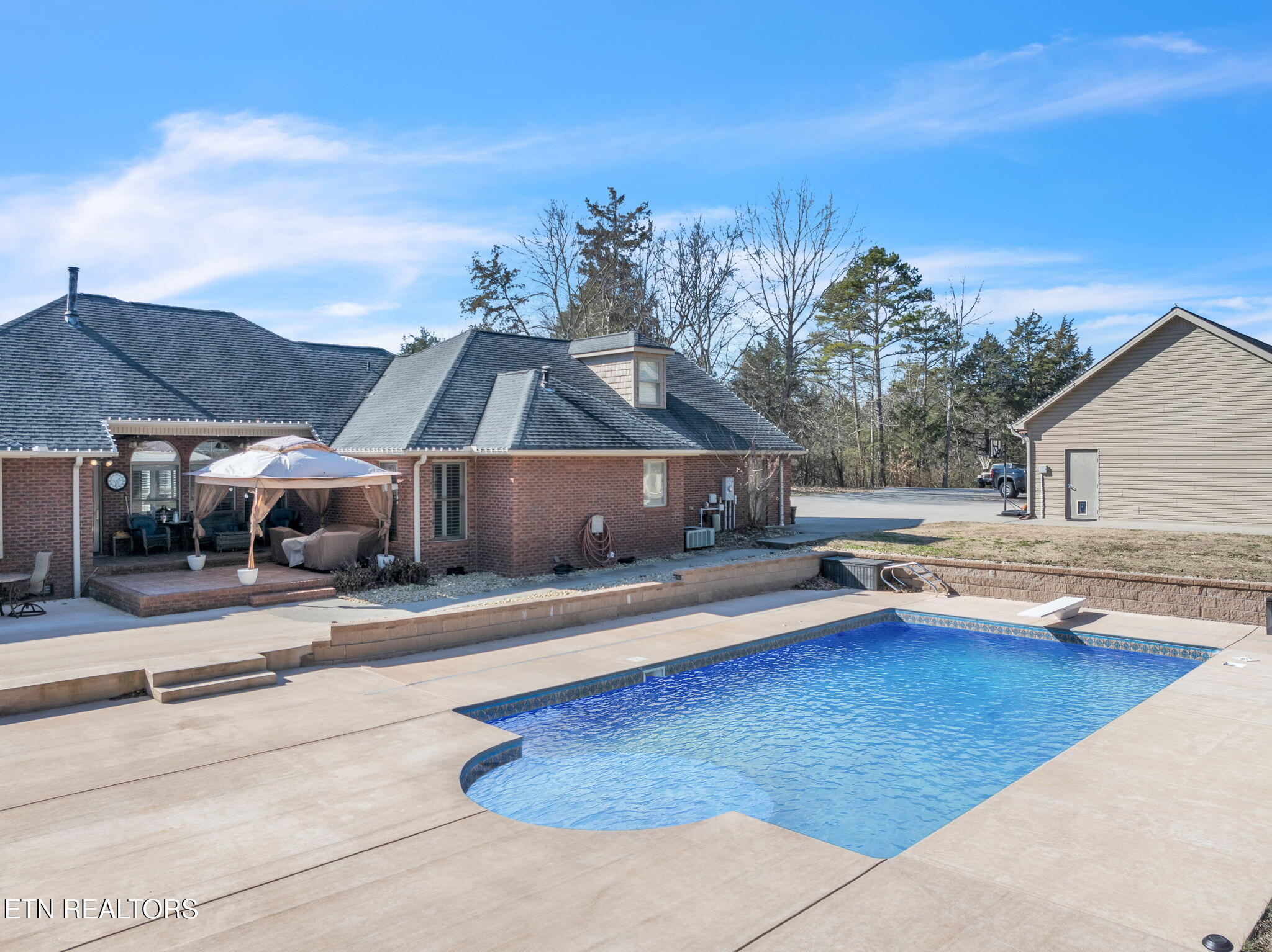 107 Brushy Valley Road Clinton, TN 37716 - Photo 3 of 58 107 Brushy Pool and Outdoor living space