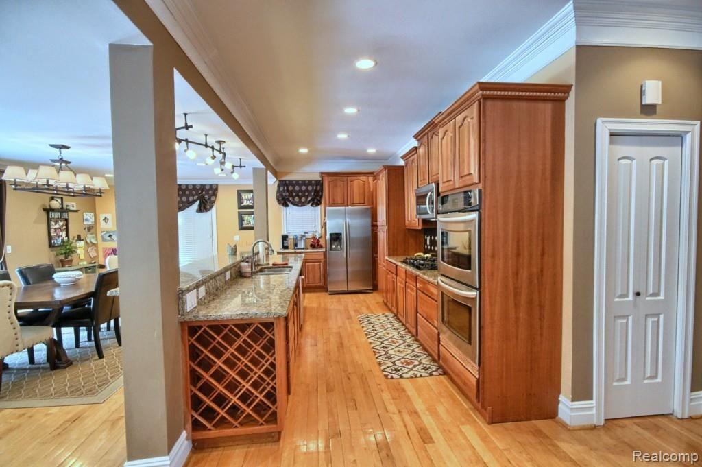 75 Roslyn Road Grosse Pointe, MI 48236 - Photo 8 of 37 Kitchen.jpg