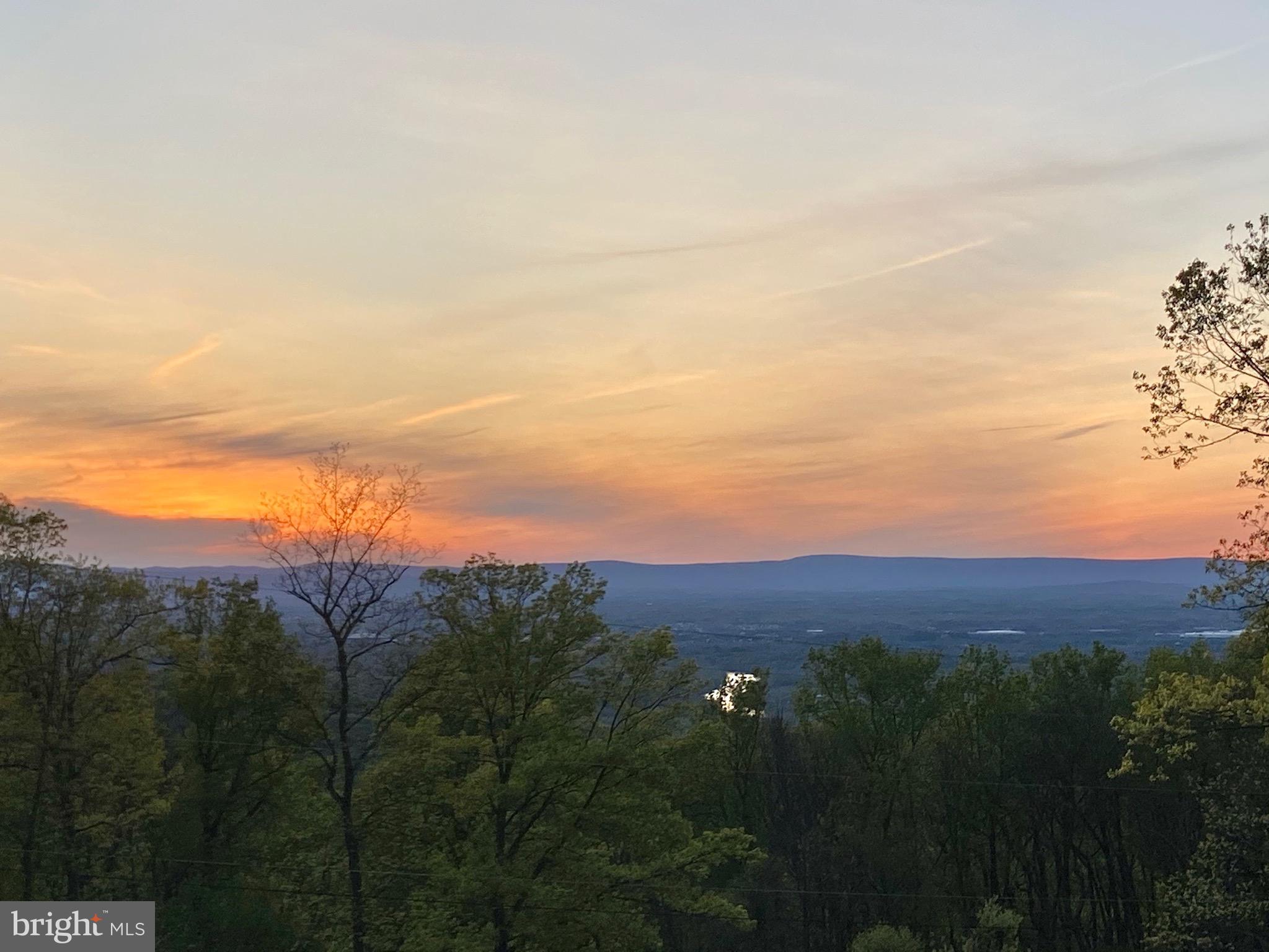 Exceptional Views of Mountains & Shenandoah River