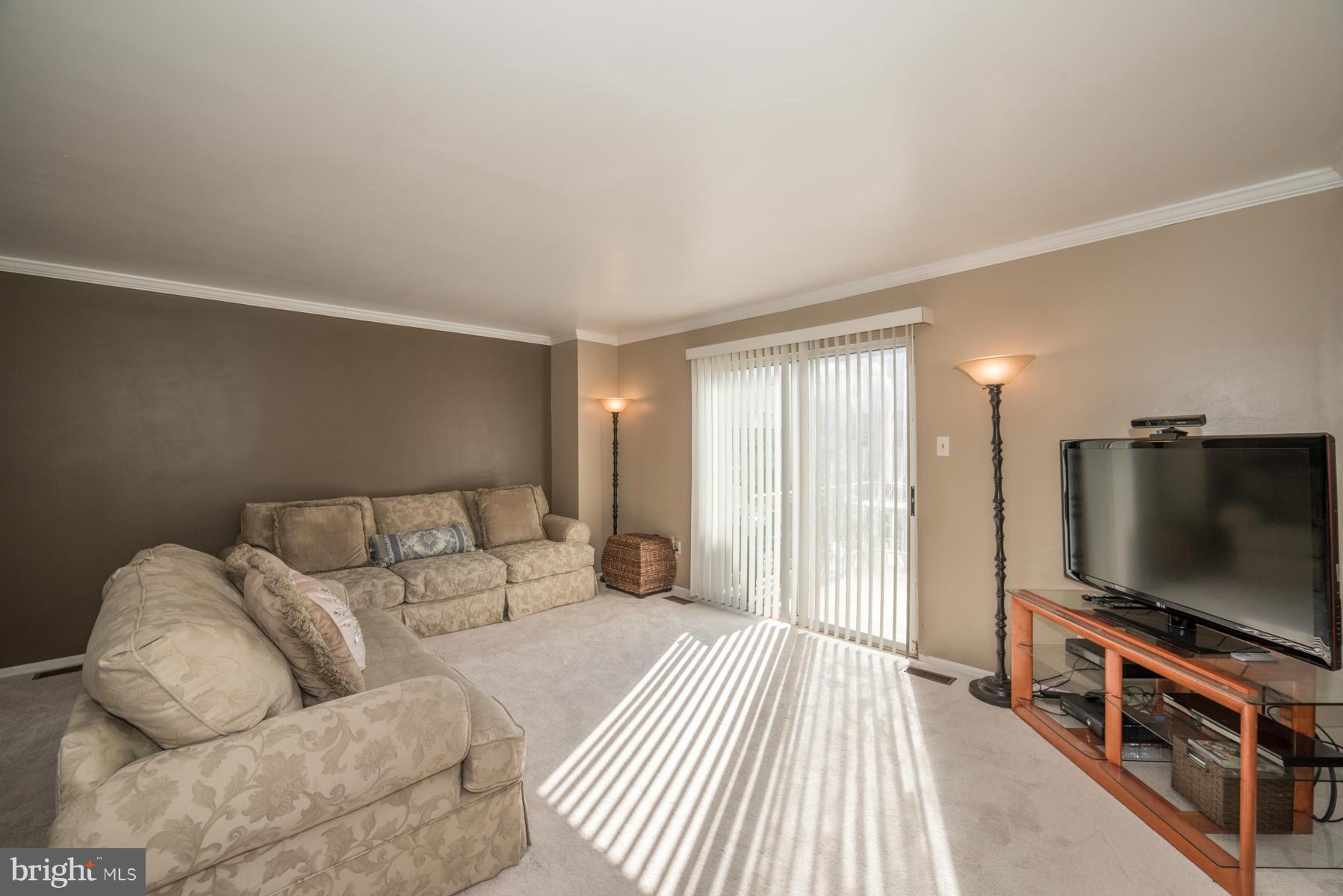 6947 Rockfield Road Baltimore, MD 21244 - Photo 3 of 30 Living Room