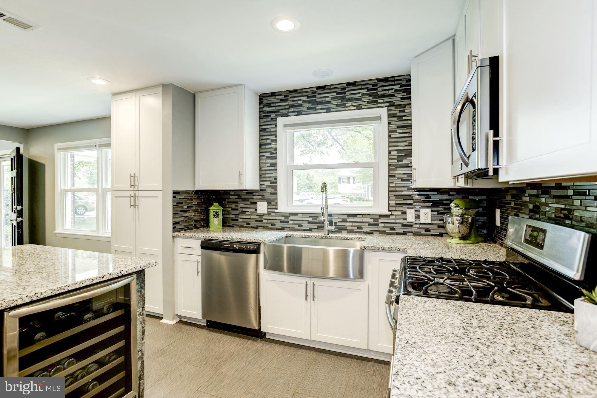8410 Wagon Wheel Road Alexandria, VA 22309 - Photo 5 of 52 Stainless Steel, granite and glitz!