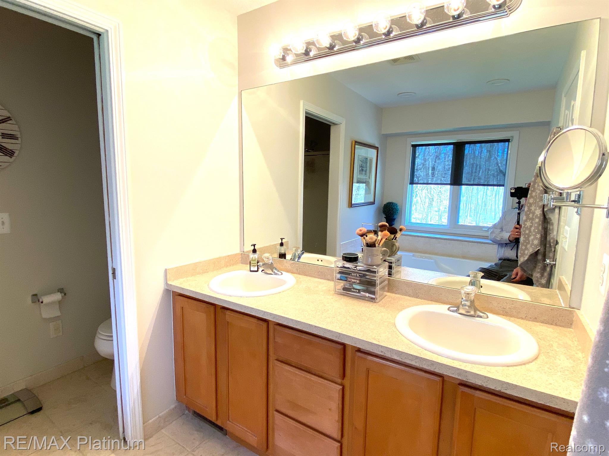1044 Elk Run Howell, MI 48843 - Photo 20 of 33 Primary Bedroom Private Bath