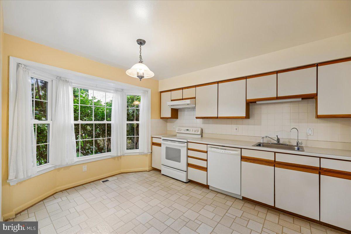 2459 McCormick Road Rockville, MD 20850 - Photo 17 of 74 Large Table Space Kitchen