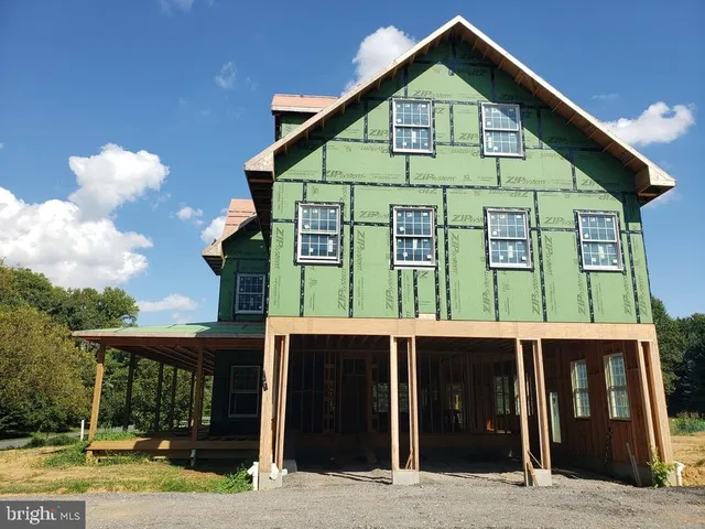 a view of a entrance gate of the house