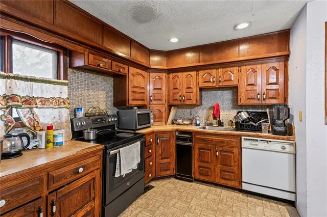 $185,000 | 6502 Leavenworth Road, Kansas City, KS 66104