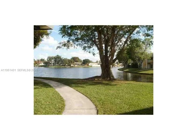 a view of a back yard