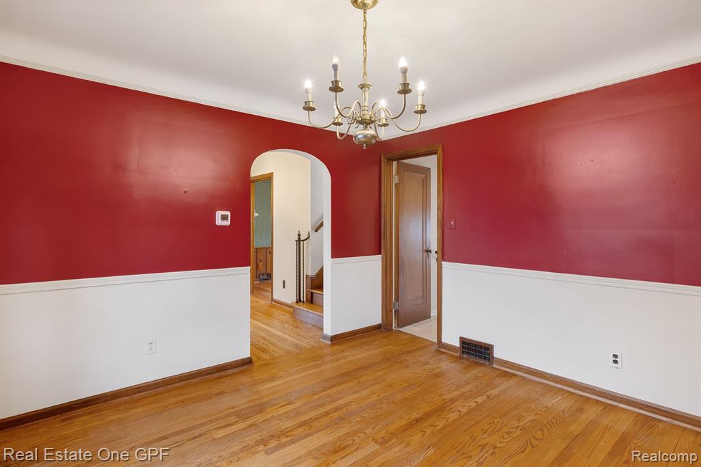 879 Roslyn Road Grosse Pointe Woods, MI 48236 - Photo 10 of 39