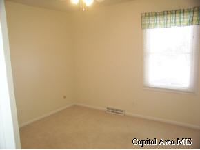 325 Astoria Road Springfield, IL 62704 - Photo 8 of 9